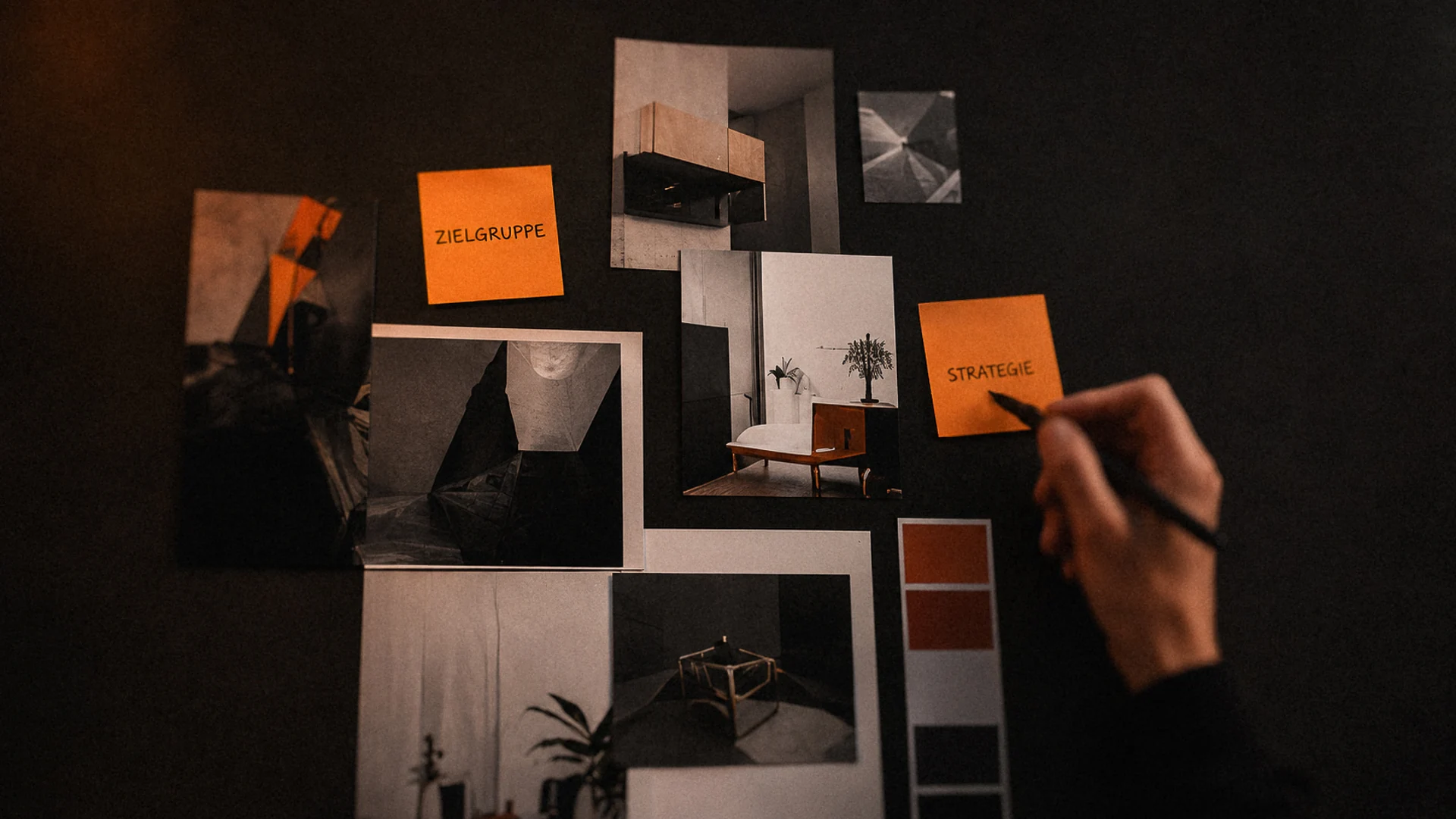 Moodboard mit Zielgruppen- und Strategie-Notizen als Grundlage für die Content-Strategie von Wieausgefuchst