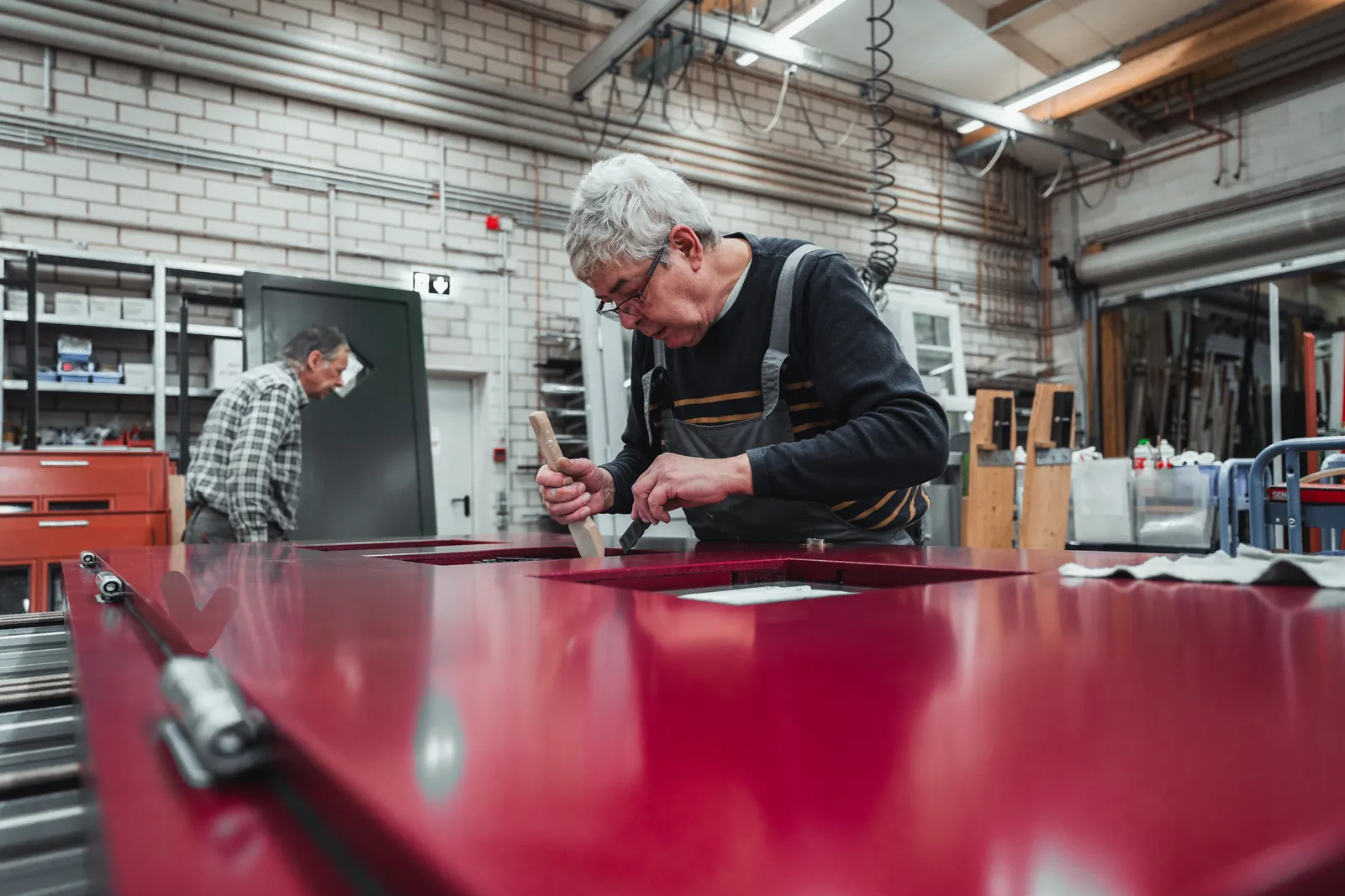 Handwerker bei der Arbeit in der Werkstatt von Brauckhoff