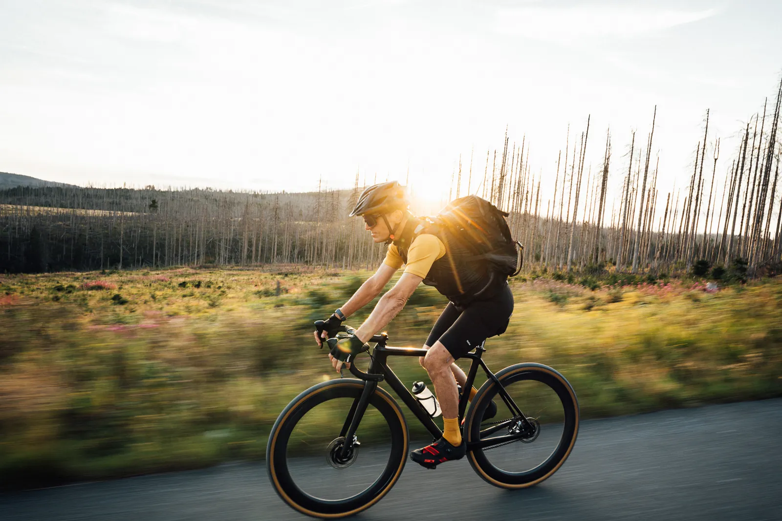 Gravelbiker im Gegenlicht am Wurmberg im Harz