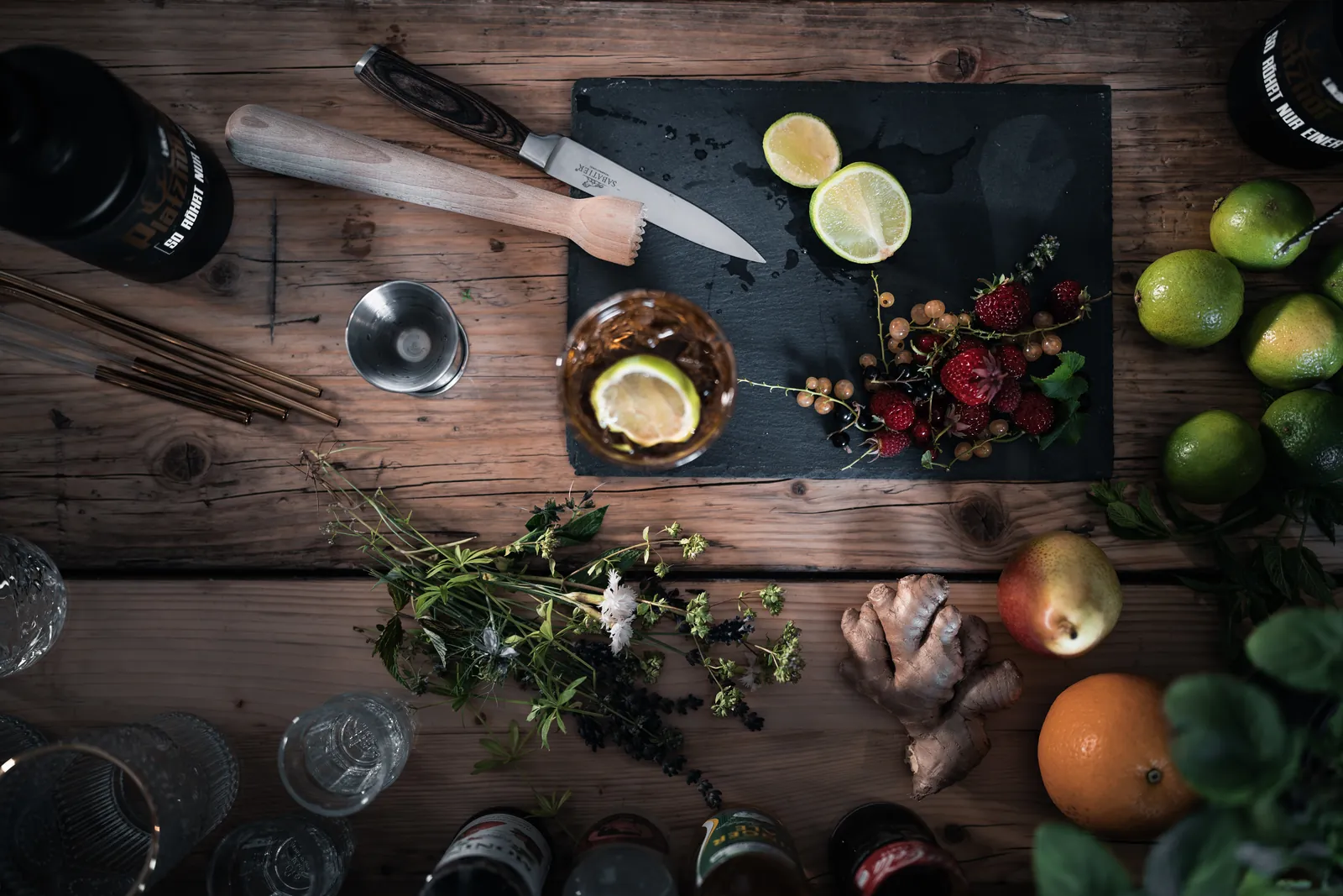 Produktfoto für Platzhörsch: Food-Flatlay mit Zutaten auf Holztisch